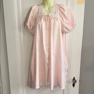 Vtg Brandywine light pink puff sleeve robe with lace neckline that ties in front
